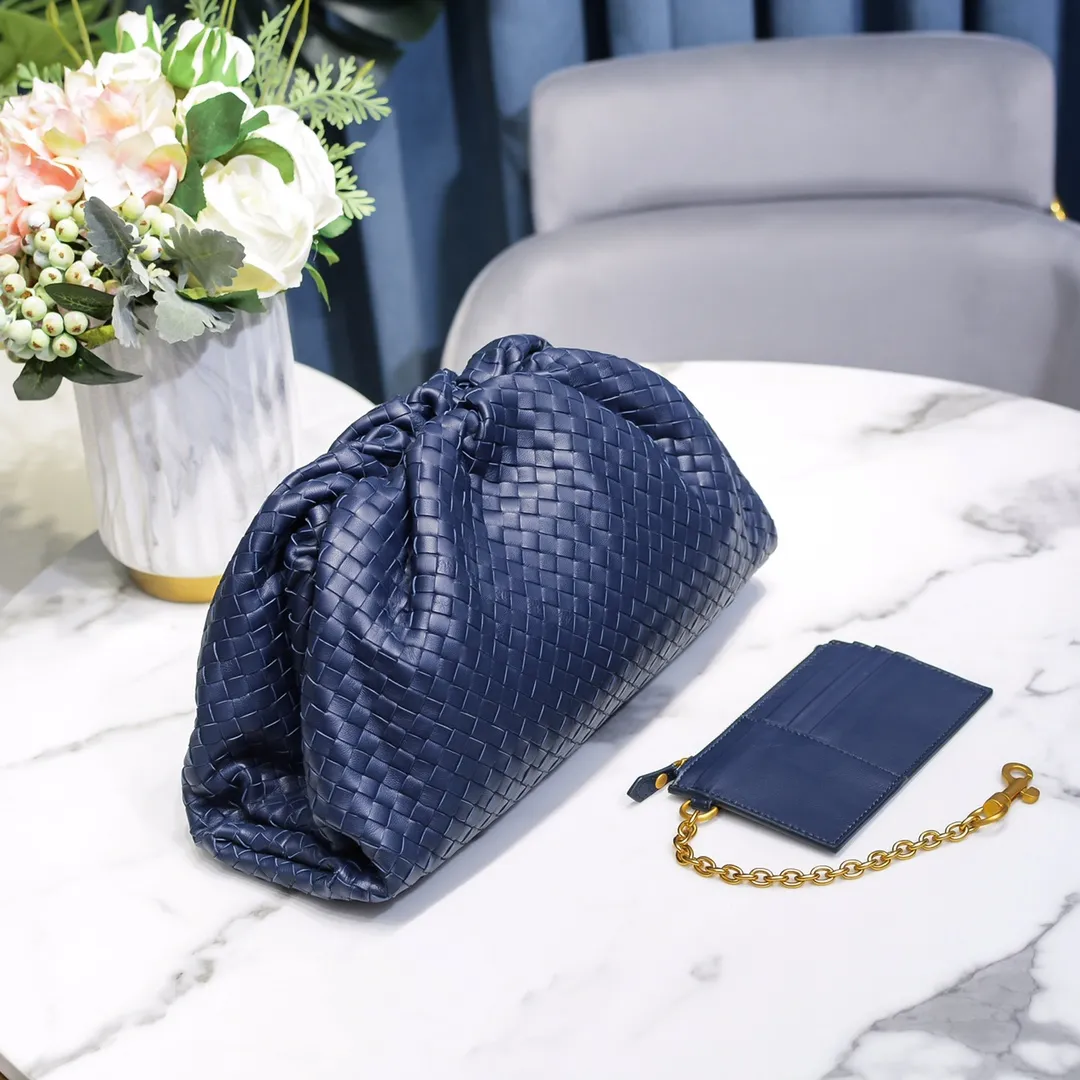 Real shot🔥🔥The counterattack of the popular Bottega Veneta started with this series of cloud bags, which went viral in the fashion circle and started a craze! Out of stock, out of stock, out of stock... One piece is hard to find, super hard to buy, regardless of age, season, or occasion. Very classy. Really, if you carry this on the road, it will turn heads! This is also the reason why this series is so expensive. Large size: 38*20*8.5cm [Big Cloud Weaving]